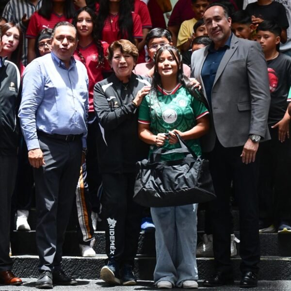 Entregan kits deportivos a estudiantes mexiquenses rumbo al ‘Mundialito Escolar 2026’