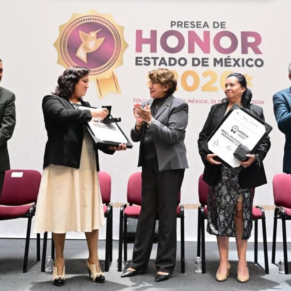 Entregan la Presea de Honor Estado de México 2026 a docentes mexiquenses