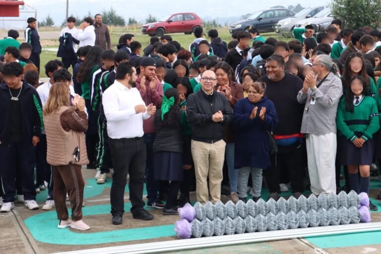 Zinacantepec entrega malla ciclónica a preparatoria de Santa María del Monte