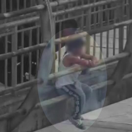 Policía de #Metepec evita que una persona en riesgo atentara contra su vida. Video
