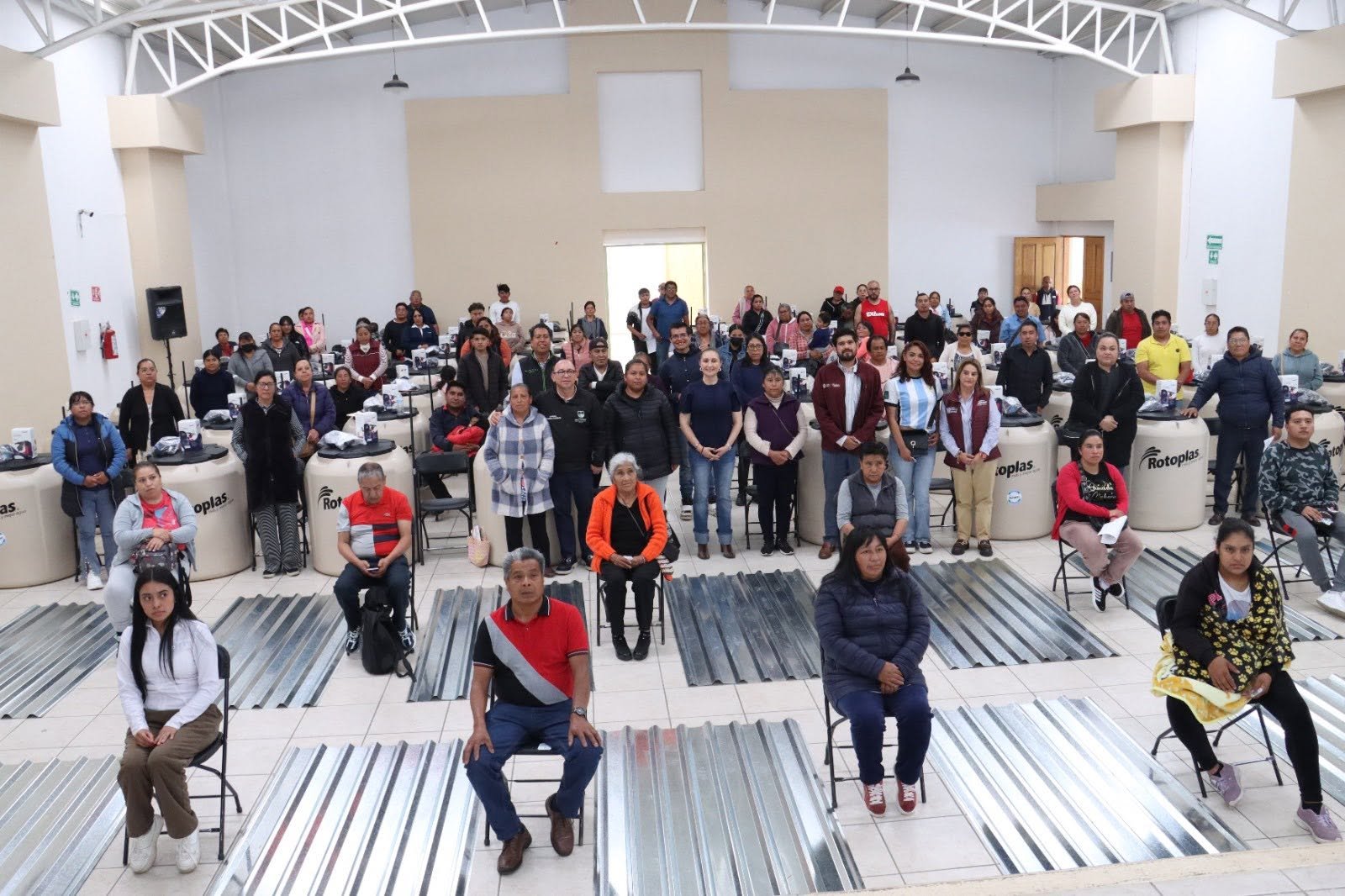 Entregan apoyos sociales a familias de Zinacantepec