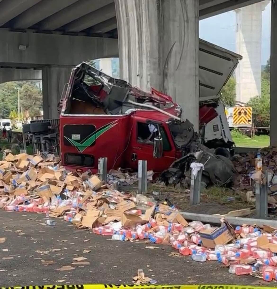 Tráiler cargado con bebidas choca y vuelca en la México-Toluca; genera afectaciones viales en #Ocoyoacac