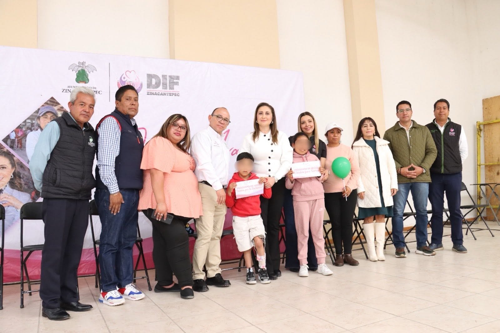 Entregan becas y apoyos económicos a familias de Zinacantepec