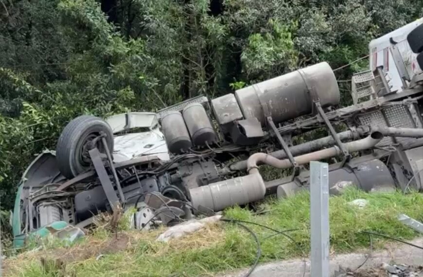 Tráiler se vuelca en la autopista México-Toluca; complica el tránsito hacia la capital mexiquense