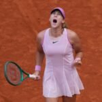 En medio de gran tensión, la rusa Andreeva derrota a la ucraniana Kostyuk y avanza a la final de Roland Garros HJ-HOw0WMAAq3d4