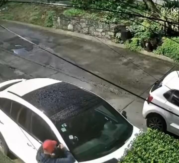 En menos de un minuto, despojan a vehículo de sus espejos laterales en #Naucalpan. Video