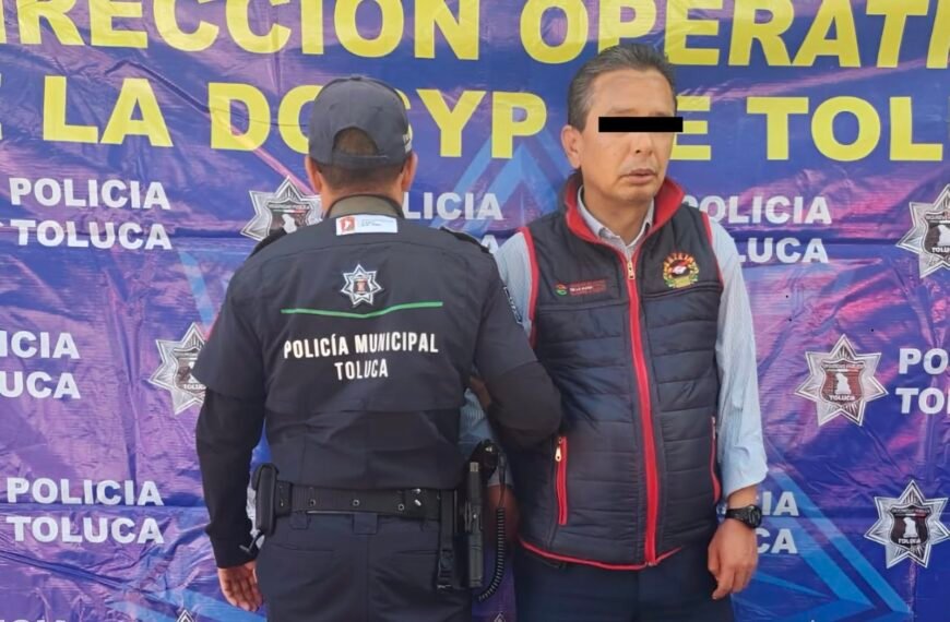 Detienen en Toluca a hombre acusado de hacerse pasar por inspector para exigir dinero a comerciantes