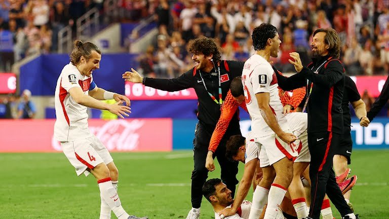 Caño a Pulisic con gol de Turquía de último minuto para humillar a EEUU en partido final del grupo D. Video