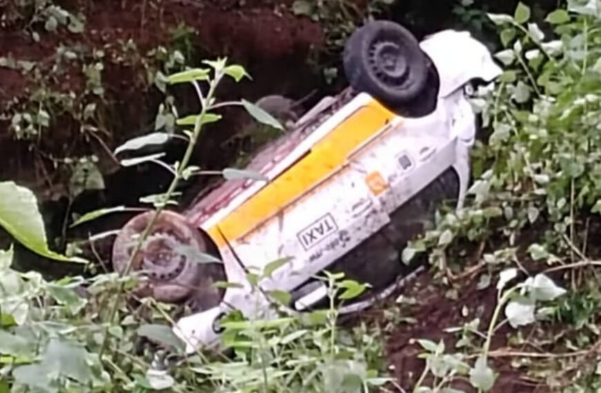 OJO: Taxi cae a barranco de 40 metros en la Toluca-Zitácuaro