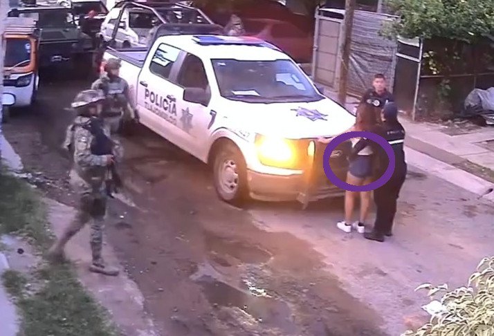 Joven acusa a policías de robarle 11 mil pesos durante una revisión, en presencia de militares; todo quedó en video