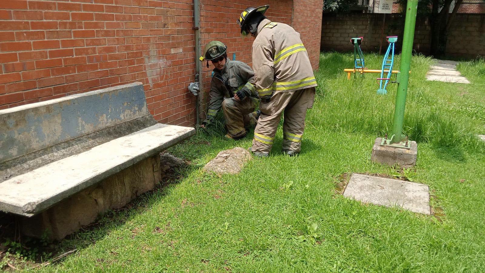 Bomberos atienden fuga de gas natural en unidad habitacional de Metepec