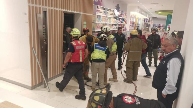 Mujer y menor quedan atrapados en elevador de Galerías Metepec; fueron rescatados por bomberos