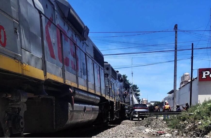 Camioneta es impactada por tren en Toluca