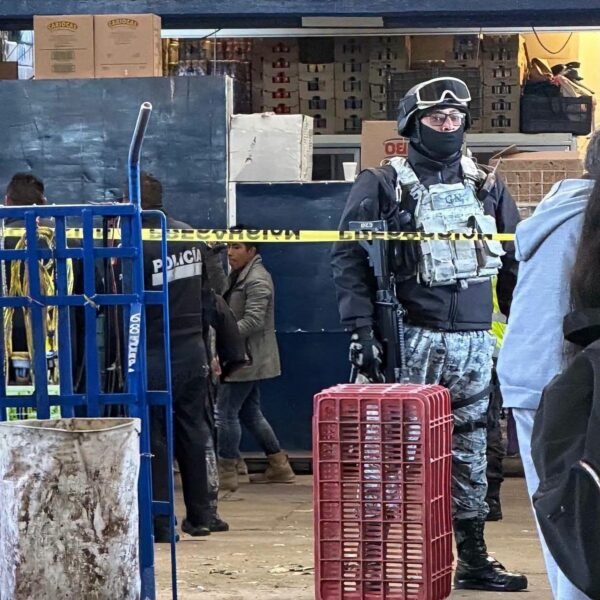 Comerciante muere tras ser atacado a balazos dentro de la Central de Abastos de Toluca. Video