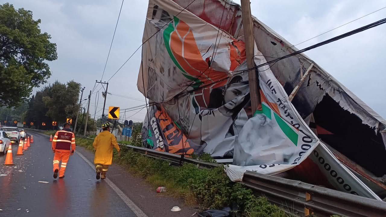 Atienden bomberos de #Metepec caída de espectacular en la Toluca-Tenango
