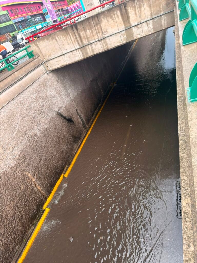Lluvia intensa provoca encharcamientos y daños menores en distintos puntos de Toluca