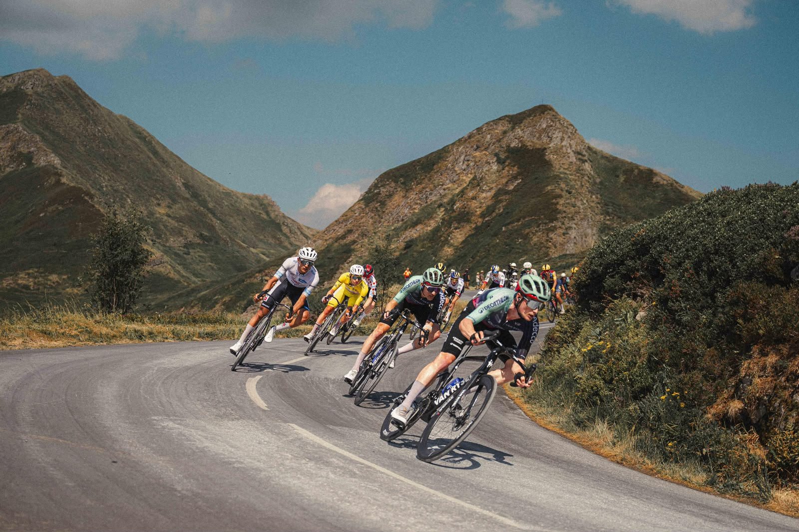 Con intensa batalla inicia 2a semana del Tour de Francia: Pogacar toma revancha en Le Lioran y Del Toro sufre en Col de Pertus