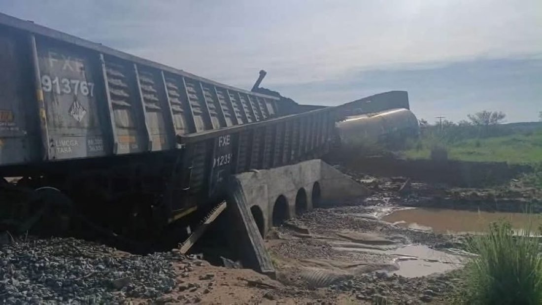Atienden emergencia ambiental por derrame químico tras descarrilar tren en Sonora