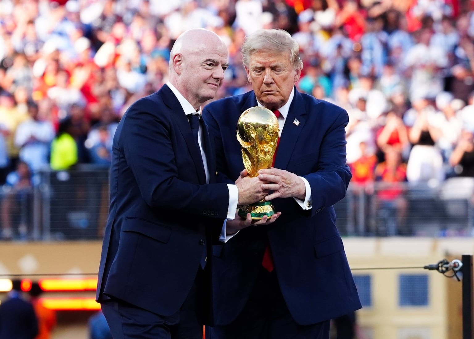 Nuevo escándalo en la FIFA; federaciones alzan la voz tras revelarse negocio millonario Trump-Infantino