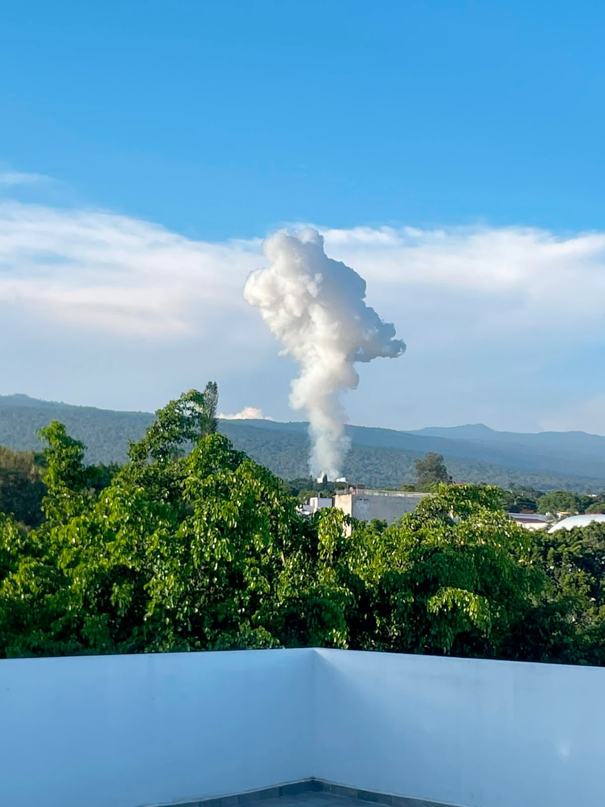 Fuerte explosión de polvorín en Ocotepec moviliza a cuerpos de emergencia