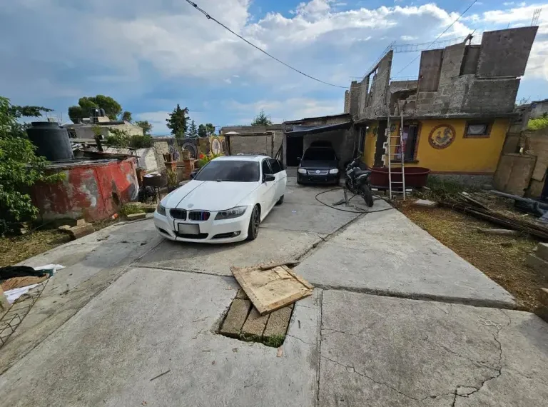 Localizan predio con varios vehículos robados en #Otzolotepec; 4 detenidos