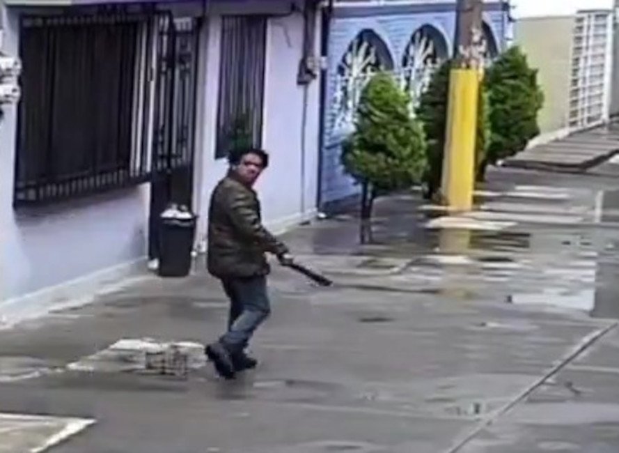 Ataque aleatorio en la Agrícola Oriental: vecino es atacado en plena calle; piden ayuda para identificar al agresor