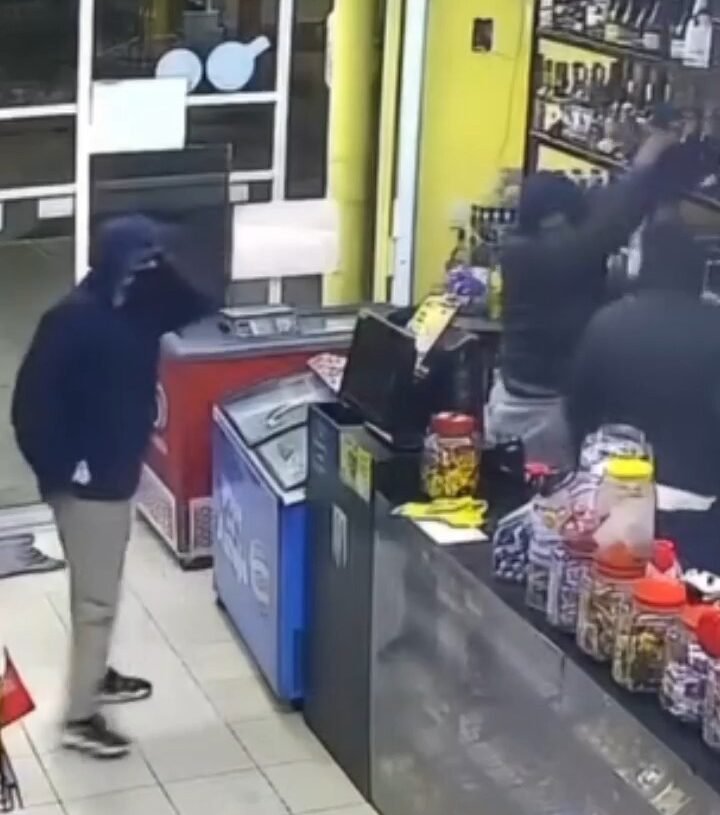 Cometen atraco en licorería de #Texcoco en menos de un minuto. Video