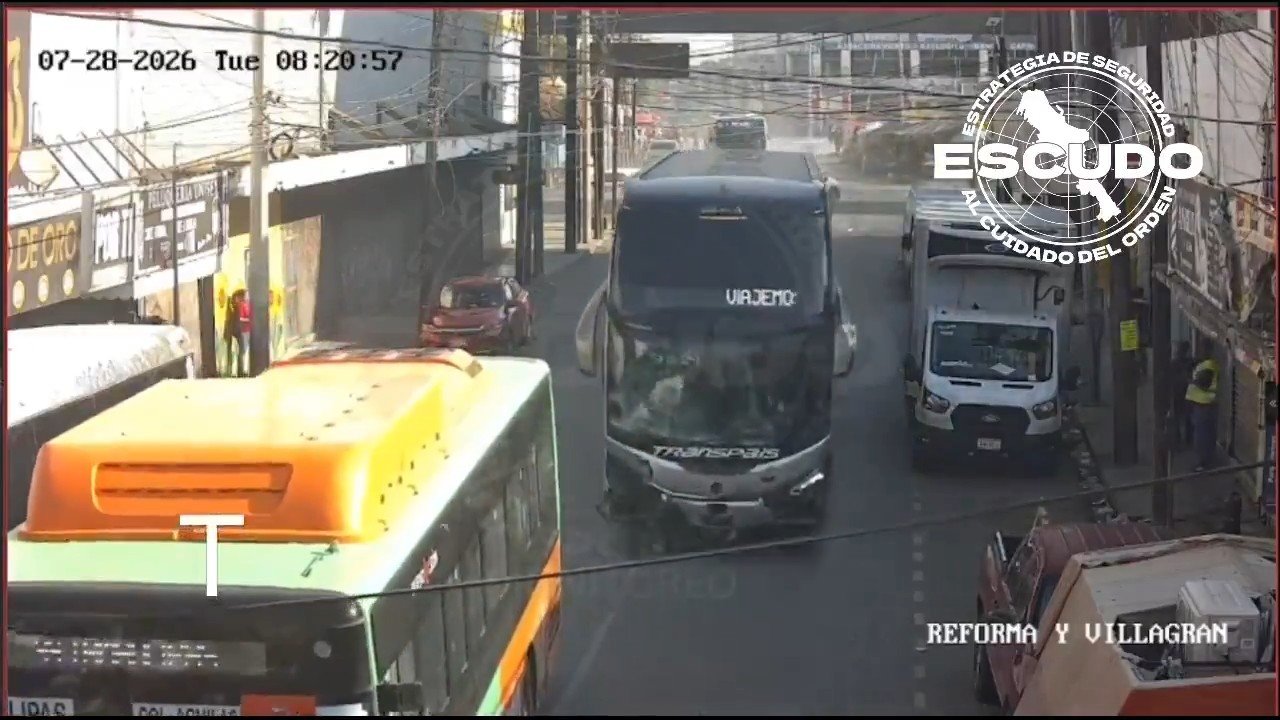 Autobús recorre varias cuadras fuera de control y termina estrellándose en Monterrey