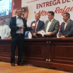 Reciben docentes del SNTE Sección 17 la Medalla 'Rafael Ramírez' por 30 años de servicio ee9dad59-fe68-4c39-81c3-156491e030eb