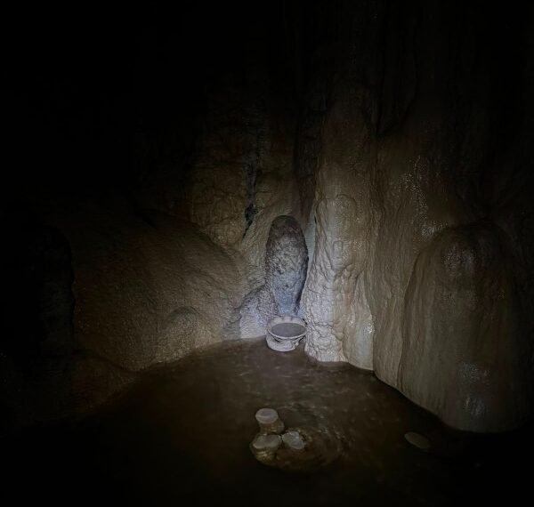 ÚLTIMA HORA: INAH documenta 179 piezas arqueológicas en cueva prehispánica de Chiapas