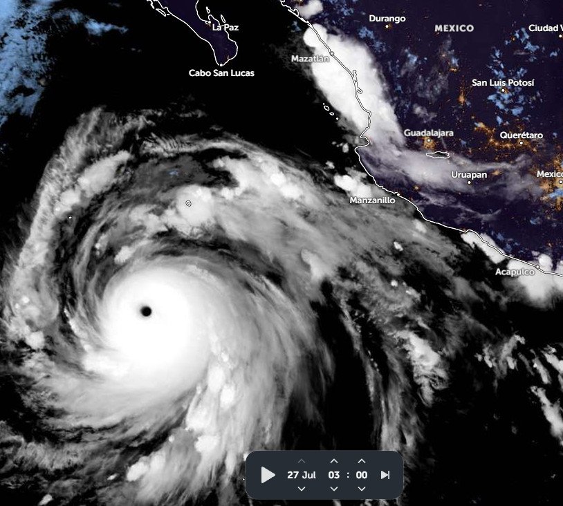 Huracán Genevieve alcanzó la máxima categoría a unos 250 km de Isla Socorro