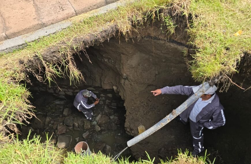 Atienden socavón en Calzada del Pacífico tras afectaciones por lluvias en Toluca