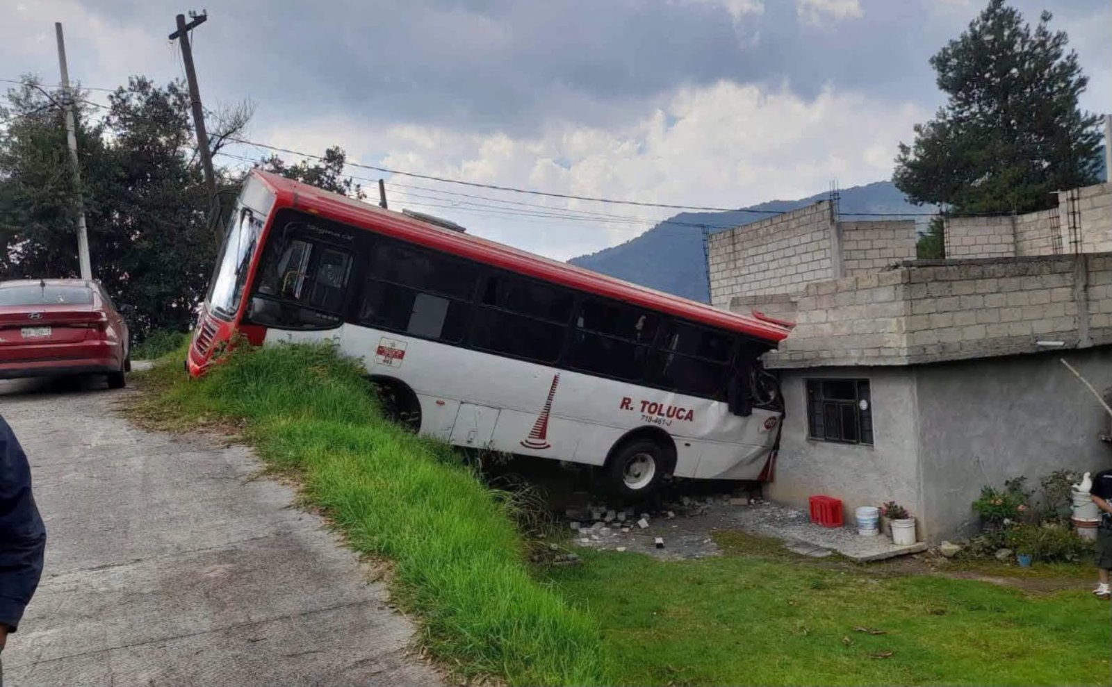 Autobús de pasajeros se estrella contra vivienda en colonia Buenavista de Toluca