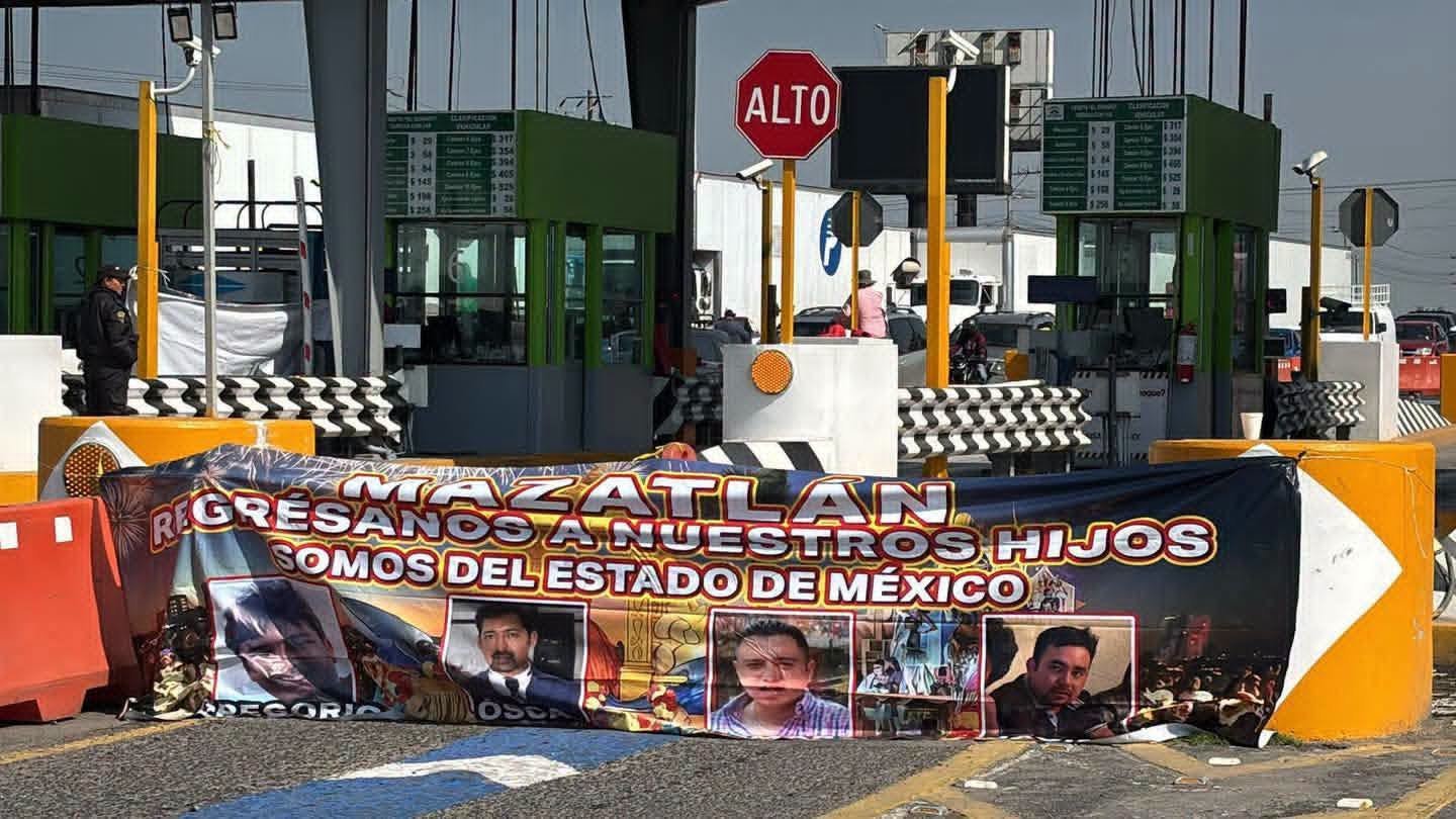 Familiares de cuatro mexiquenses desaparecidos en Mazatlán liberan caseta de la Toluca-Atlacomulco