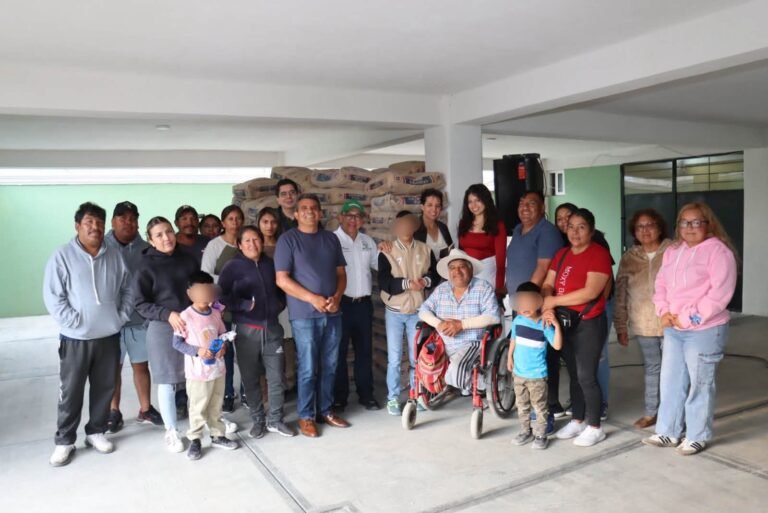 Alcalde de Zinacantepec entrega material para pavimentación de calle en La Deportiva
