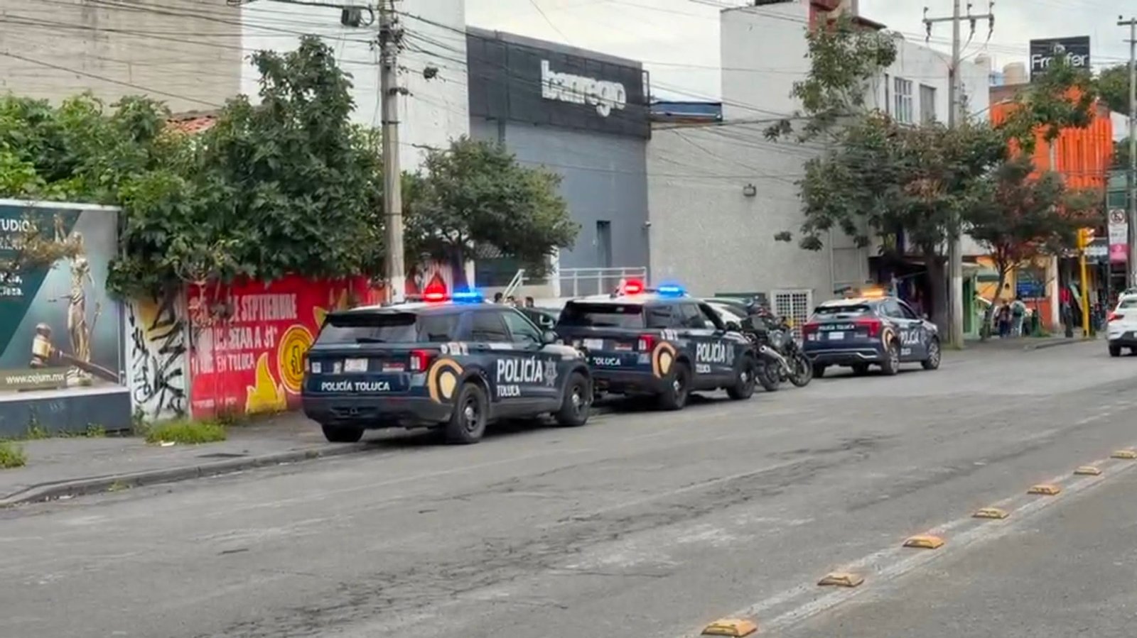 Investigan presunto asalto de cerca de un millón de pesos afuera de un banco en avenida Morelos de Toluca
