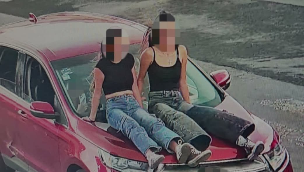 Al corralón camioneta que trasladaba a dos jovencitas en el cofre en #Metepec. Video