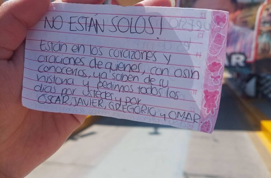 Familias de mexiquenses desaparecidos en Sinaloa superan 150 horas de plantón en caseta Toluca-Atlacomulco; convocan a reforzar la protesta