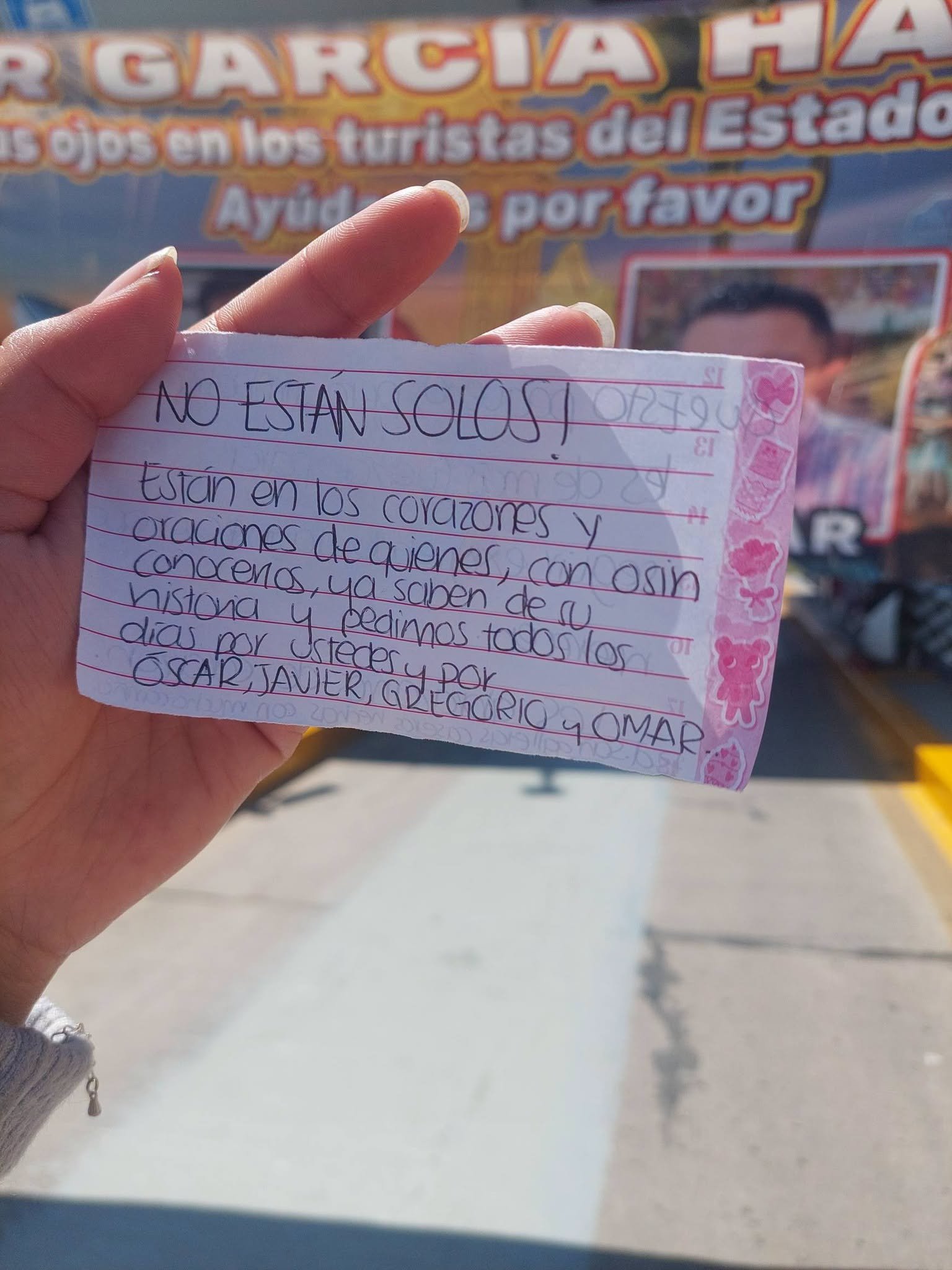 Familias de mexiquenses desaparecidos en Sinaloa superan 150 horas de plantón en caseta Toluca-Atlacomulco; convocan a reforzar la protesta