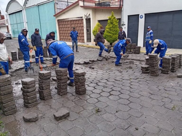 Continúan los trabajos de bacheo y mejoramiento vial en Metepec