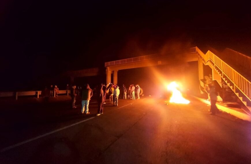 Continúa el bloqueo en la autopista Toluca-Ixtapan de la Sal