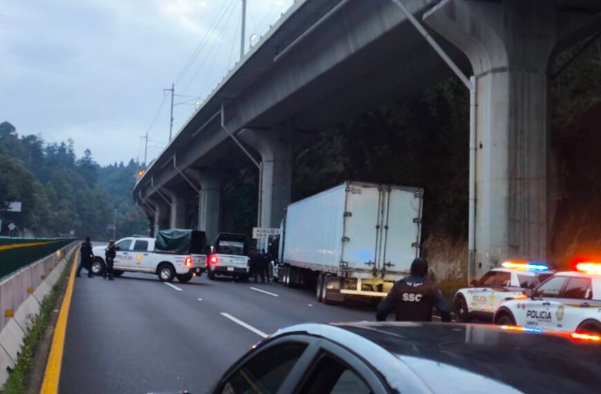 Persecución de un tráiler provoca movilización y cierre parcial en la México-Toluca