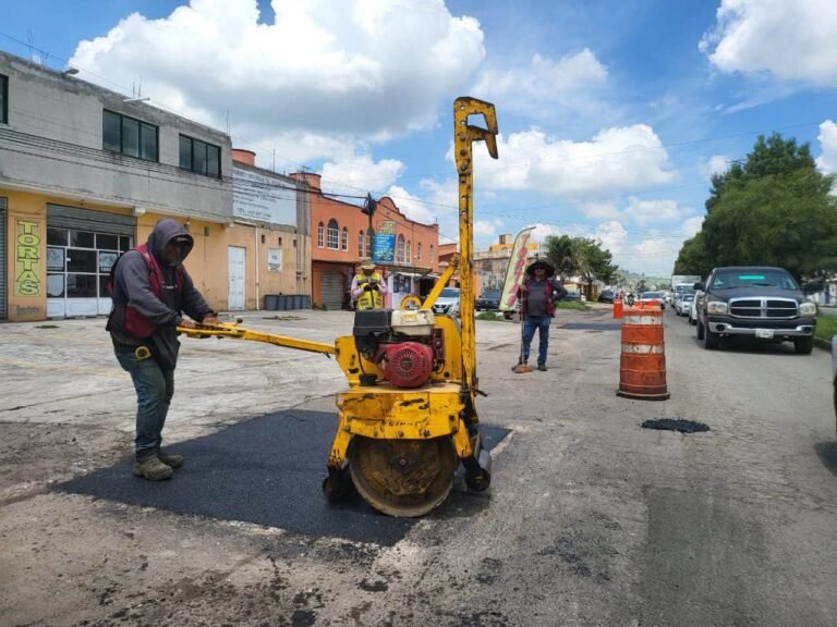 Continúan trabajos de bacheo en carretera Zinacantepec–Almoloya de Juárez
