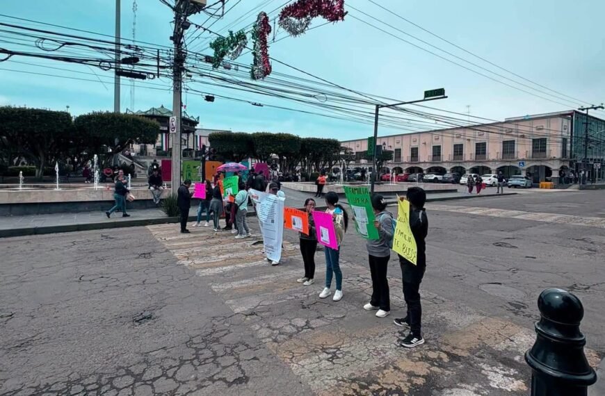 Dos menores desaparecidos en #Lerma; familiares protestan en Plaza Juárez y la México-Toluca