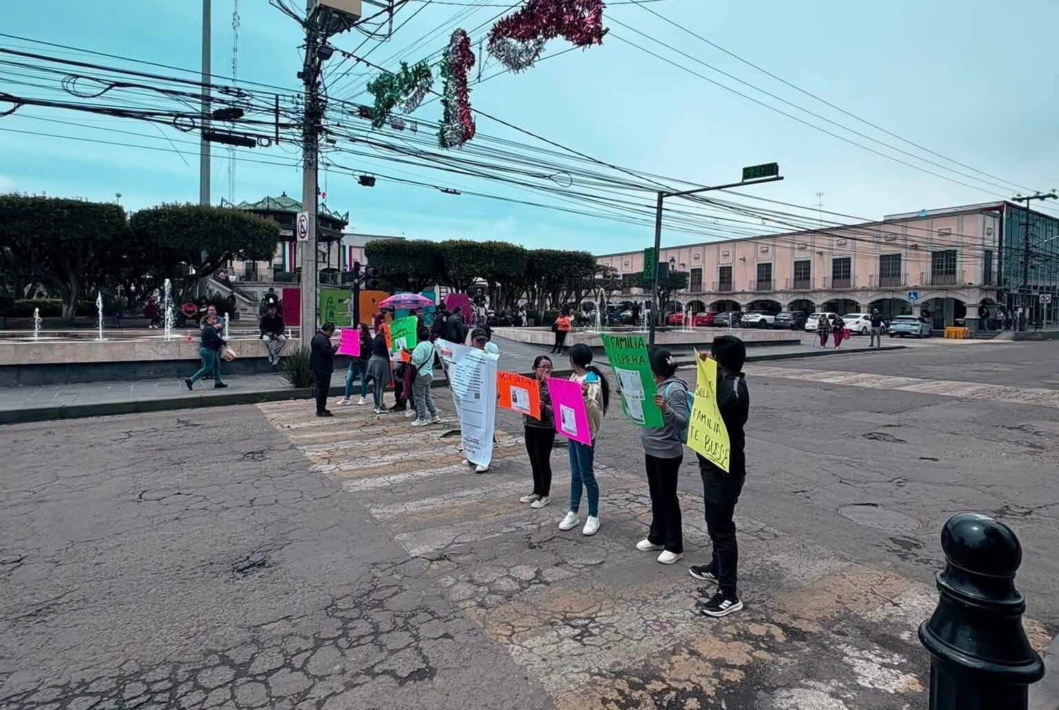 Dos menores desaparecidos en #Lerma; familiares protestan en Plaza Juárez y la México-Toluca