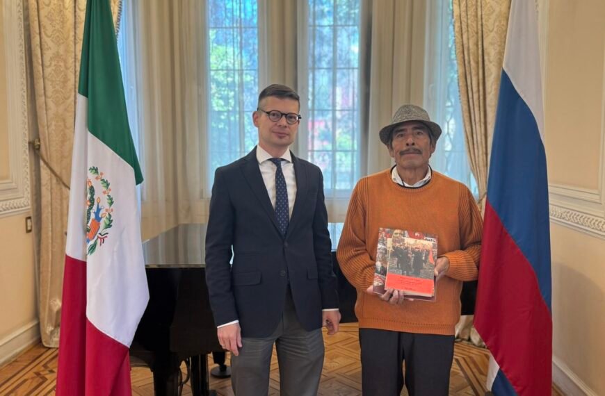 Embajada de Rusia entrega materiales a preparatoria Vladímir Lenin de Toluca