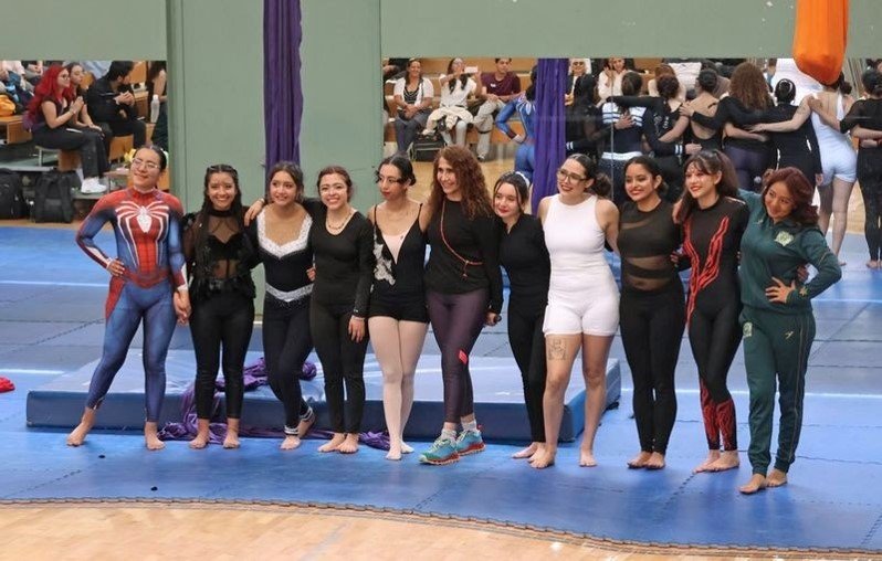 Entre fuerza y gracia: estudiantes de la UAEMéx exhiben danza aérea en el Gimnasio «Soraya Jiménez Mendívil»