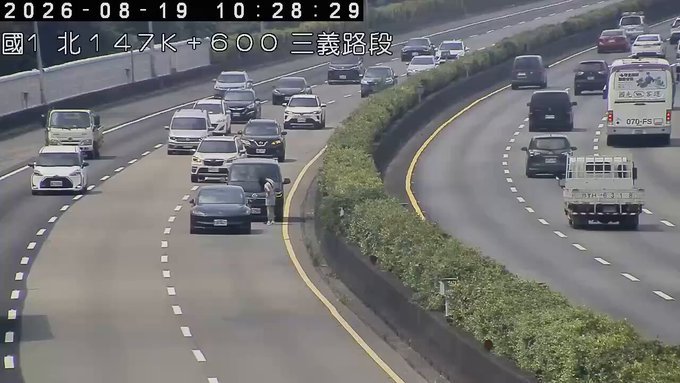 El peligro de bajar del auto tras un choque sin cuidado; impactante accidente en Taiwán