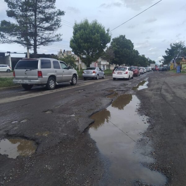 Carretera Toluca-Almoloya de Juárez, lleva meses de abandono y deterioro, a pesar de su enorme afluencia