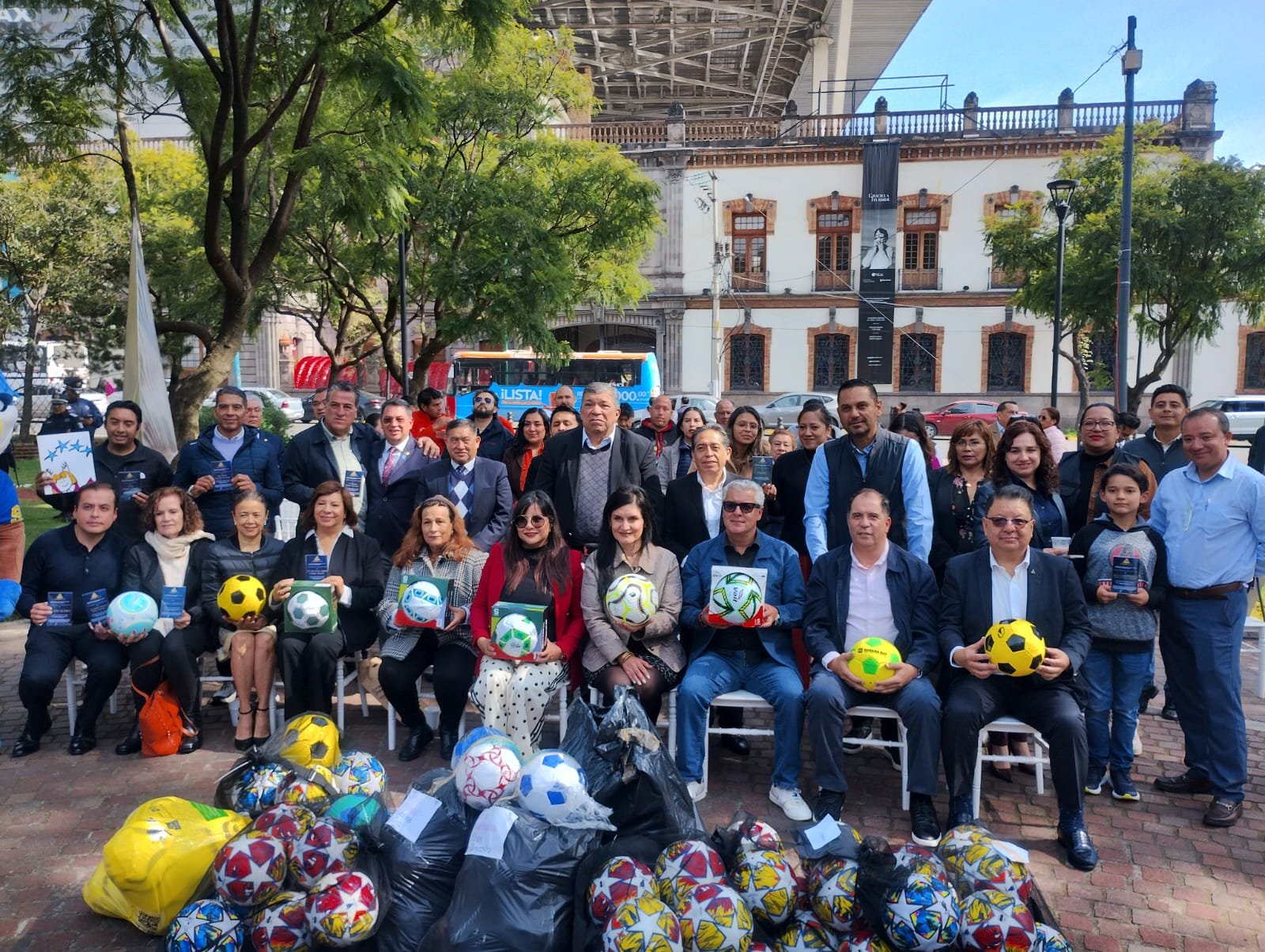Canaco Servytur supera la meta y recauda más de mil balones de futbol